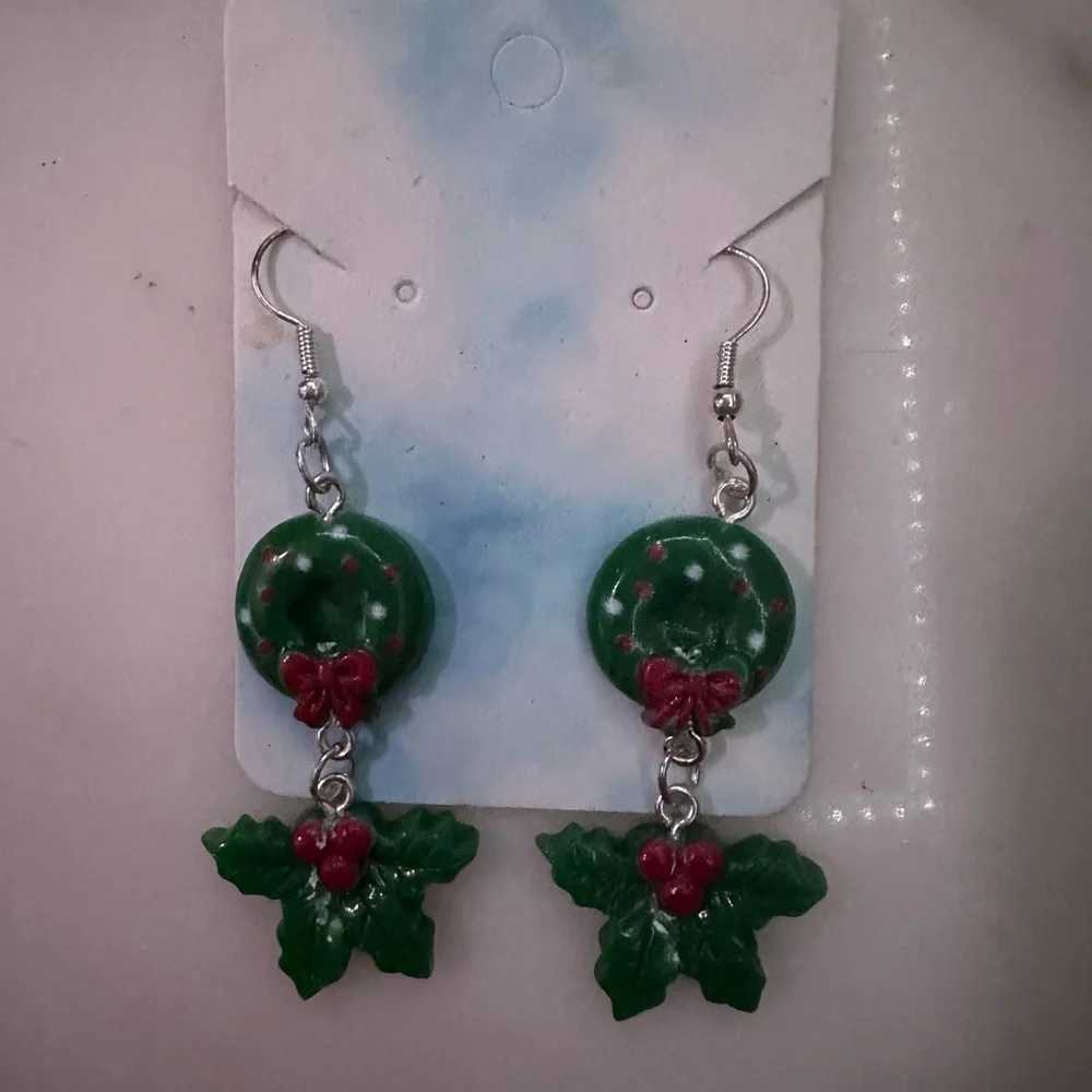 Green Gorgeous Festive dangled Earrings!! (handmade) - Picture 1 of 2
